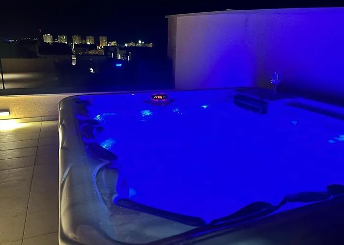 Olive Oasis Penthouse With Jacuzzi *